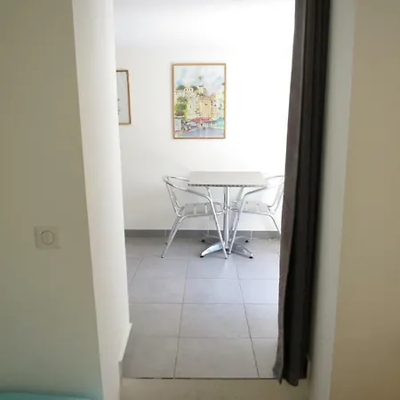Avec Jardin Apartment *