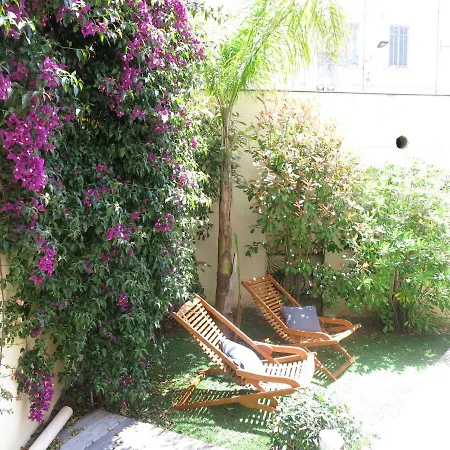 Avec Jardin Apartment *